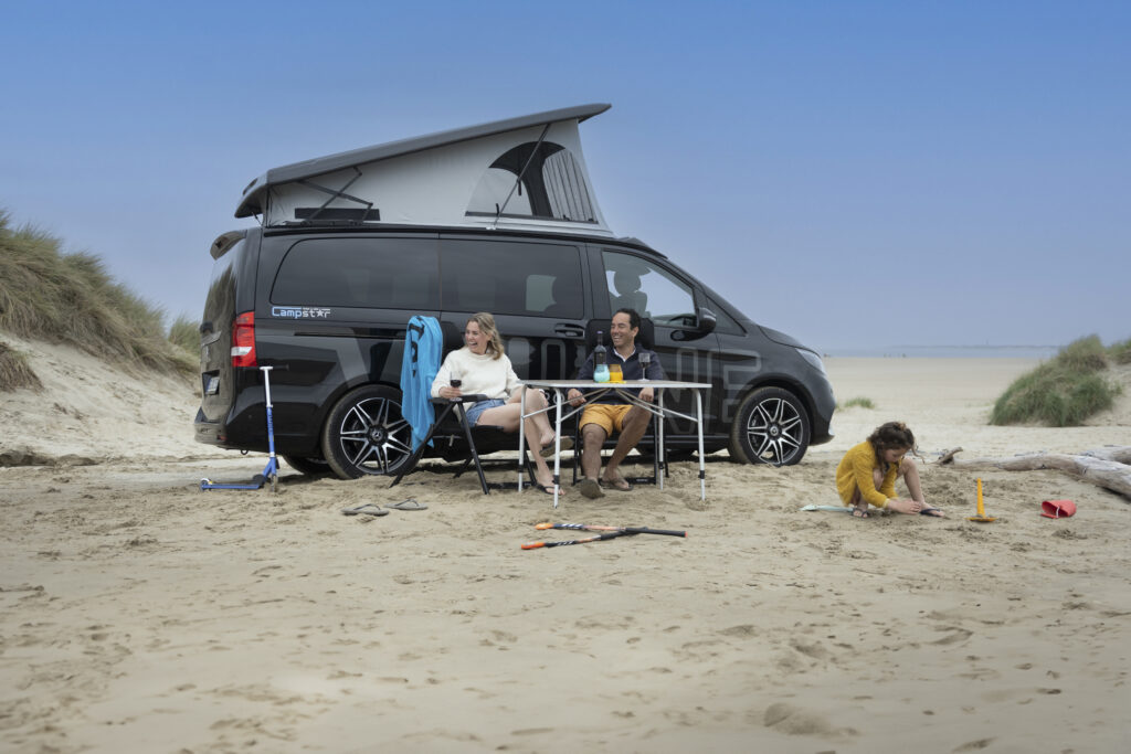 Ein Campingbus steht am Strand in den Dünen